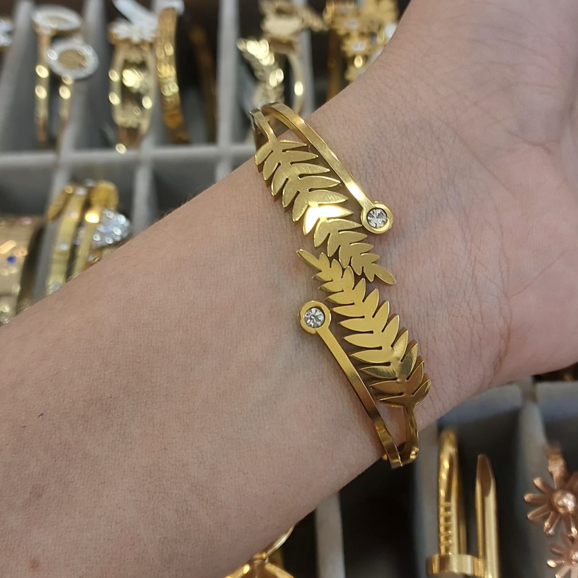 Gold Plated Leaf With Dtones Pattern Antitarnish Bangle 