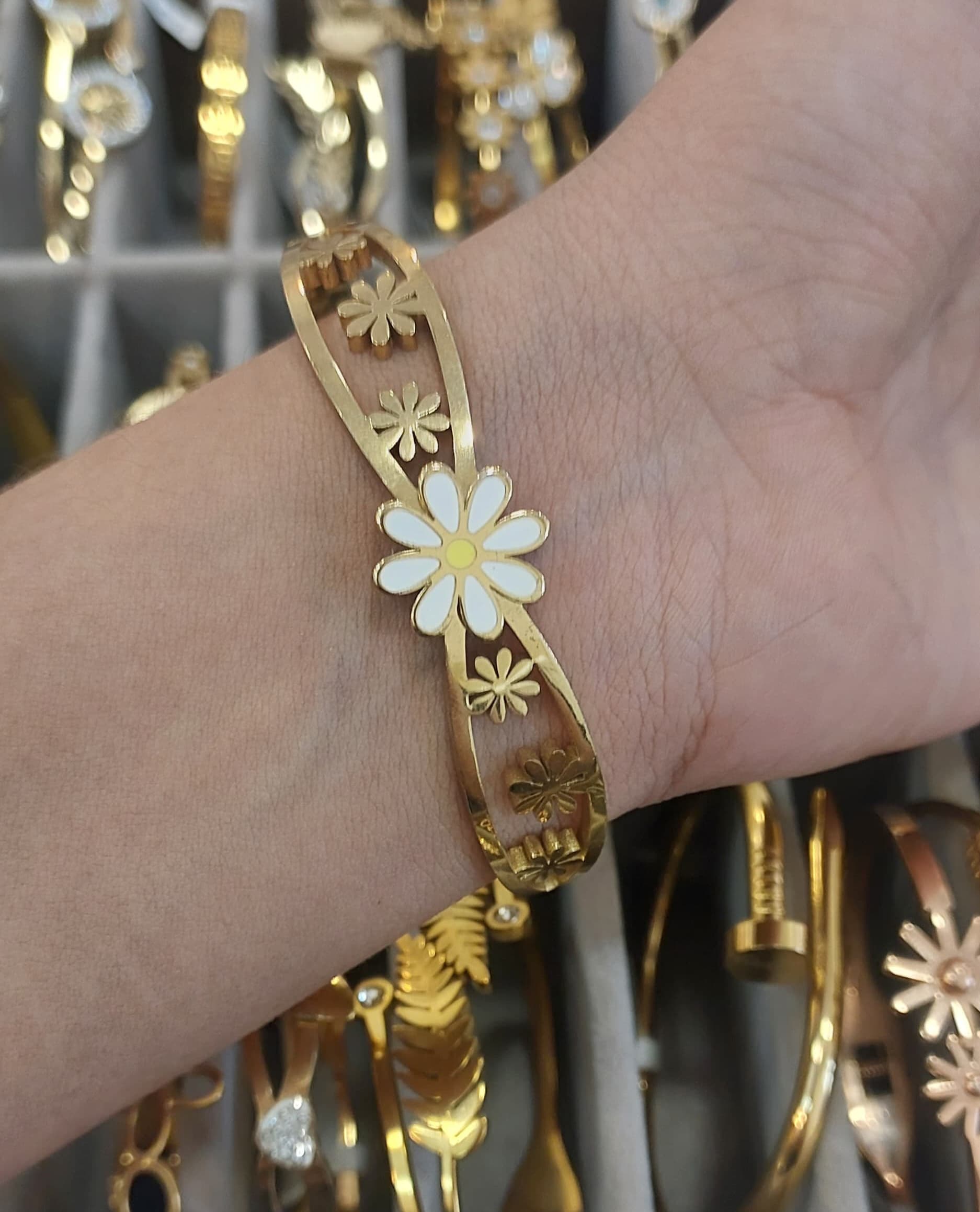 Gold Plated Daisy Flower Pattern Antitarnish Bangle 