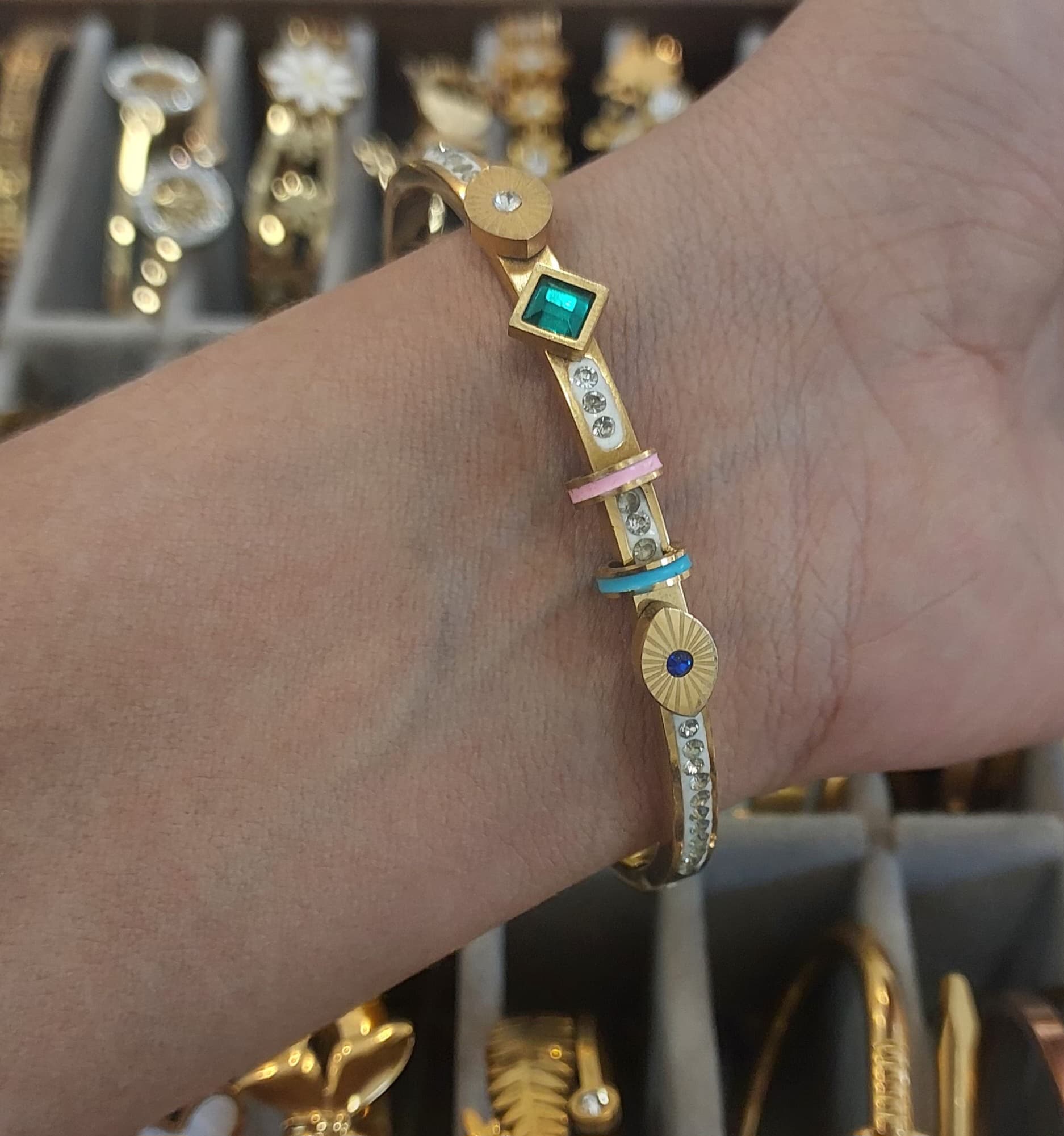 Gold Plated Emerald Stone Pattern Antitarnish Bangle 