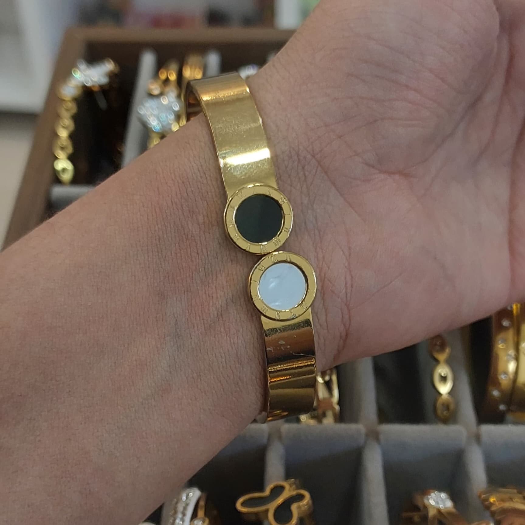 Gold Plated Black And White Round Pattern Antitarnish Bangle 